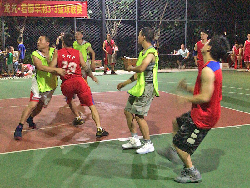 篮球联赛精彩瞬间